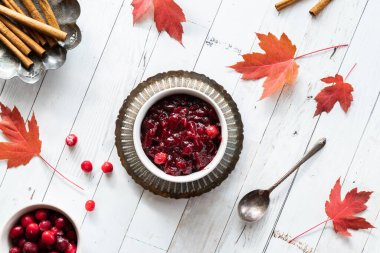 Bir kase ev yapımı kızılcık sosunu hafif arka planda üst üste....