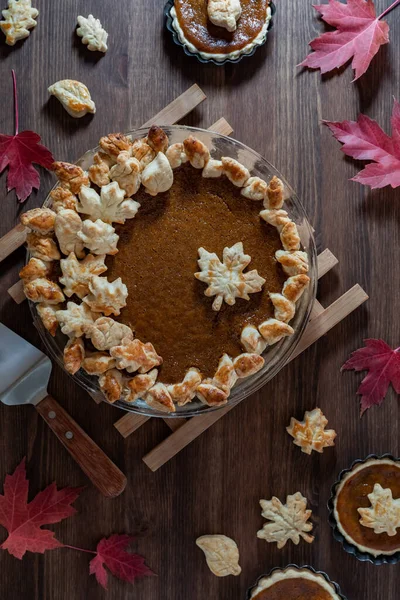 Vista de arriba hacia abajo de un pastel de calabaza decorado en casa para Acción de Gracias. — Foto de Stock