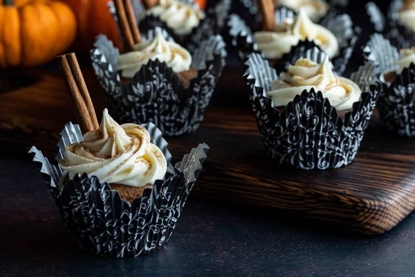 Close-up van pompoen kruid cupcakes op een houten plank met een in de voorkant. — Stockfoto