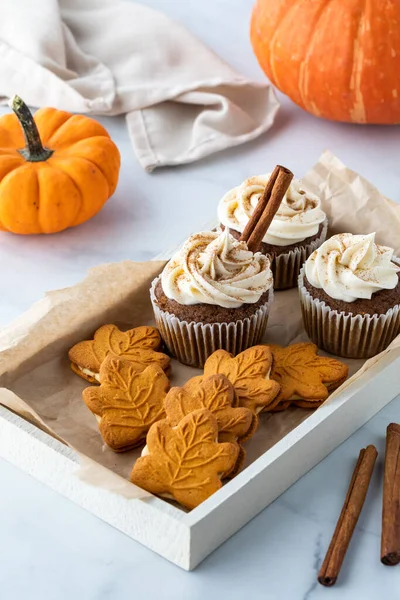 Una bandeja de galletas de especias de calabaza y cupcakes listos para una celebración. — Foto de Stock