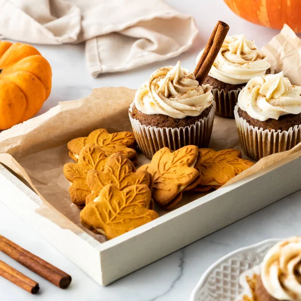 A tray of pumpkin spice cookies and cupcakes for snacking. — Stock Photo, Image