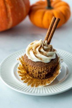 Krem peynirli kremalı tek bir ev yapımı balkabağı baharatlı kek..