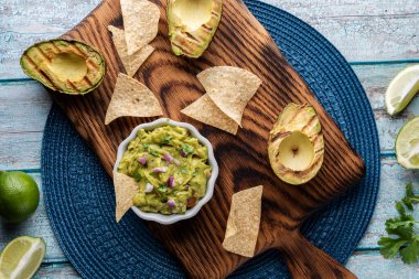 Taze guacamole sosu, tortilla cipsi ile servis edilir..