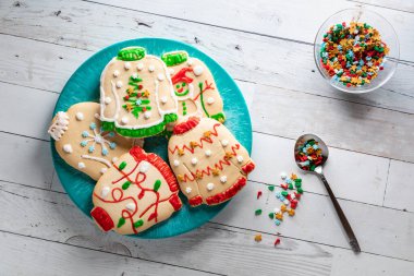 Bir tabak çirkin Noel kurabiyesi ve yanında da bir kase şeker..
