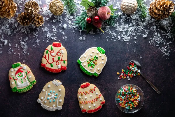 Brzydkie świąteczne ciasteczka rozrzucone z dekoracjami świątecznymi powyżej. — Zdjęcie stockowe