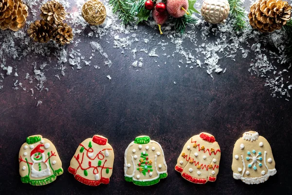 Shora dolů pohled na řadu ošklivých vánoční svetr sušenky s dekoracemi nad. — Stock fotografie