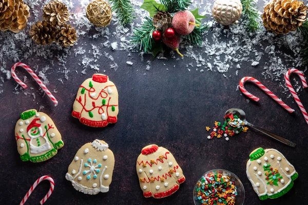 Ošklivé vánoční svetr sušenky roztroušené kolem s kopírovacím prostorem uprostřed. — Stock fotografie