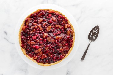 Hafif mermer bir masada bütün bir yaban mersinli turtanın en üstten görünüşü.