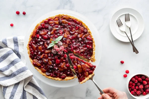 Vue du haut vers le bas d'une tarte à la canneberge avec une tranche enlevée. — Photo