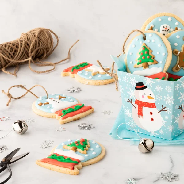 Un surtido de artículos utilizados para hacer adornos de galletas de azúcar bola de nieve. — Foto de Stock