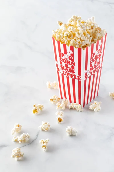 Ein Karton gefüllt mit Popcorn, bereit zum Naschen. — Stockfoto