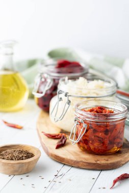 Kavanozda pancar, lahana turşusu ve domates var..