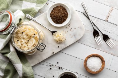 Bir kavanoz taze lahana turşusu ve baharatlı..