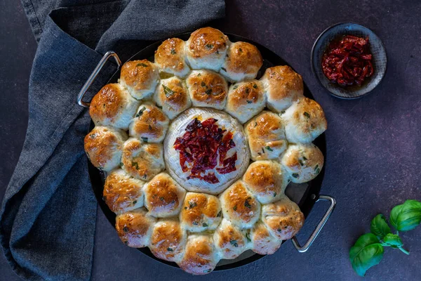 A homemade Dough ball and baked camembert cheese wreath, ready for sharing. — Stock Photo, Image