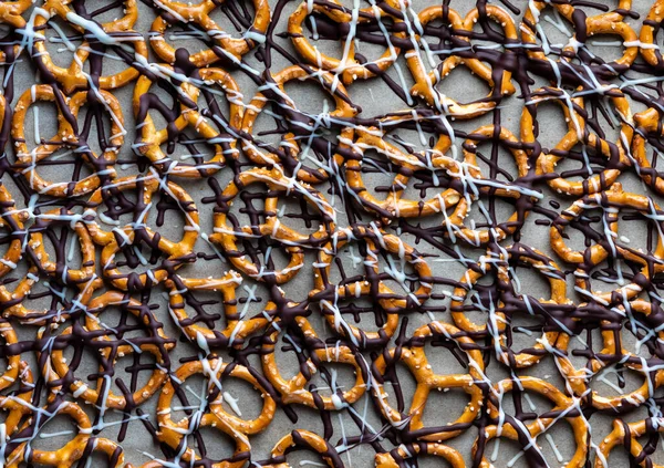 Top down view of chocolate drizzled pretzels on parchment paper. — Zdjęcie stockowe