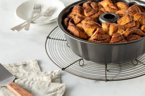 Homemade apple cinnamon monkey bread in a bundt pan, fresh out of the oven. — Stock Photo, Image