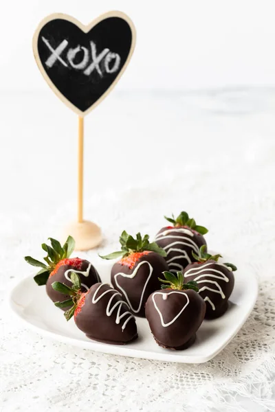 チョコレートはバレンタインデーにイチゴを覆い、後ろに特別な注意を払っています. — ストック写真