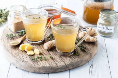 Akciğer ve solunum sistemi için kekik ve zencefil tıbbi iksiri.