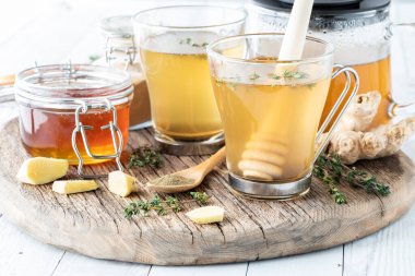 Kırsal ahşap bir tahtanın üzerinde malzemelerle birlikte tıbbi iksir çayı..