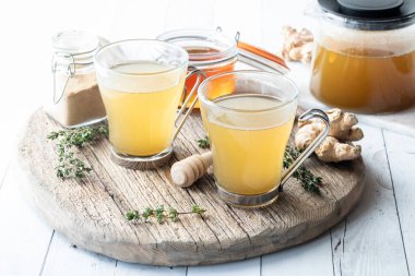 Kekikli çay, zencefil ve bal, servis için hazır..