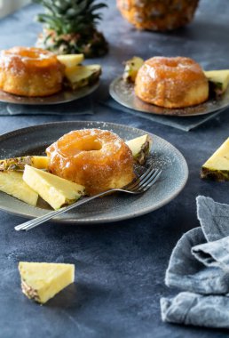 Ananaslı kek servisi, baş aşağı, yenmeye hazır..