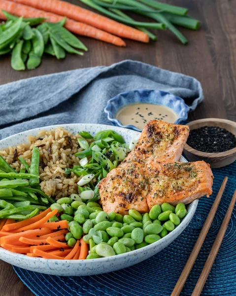 Ensaladera de salmón asiática, lista para comer. — Foto de Stock