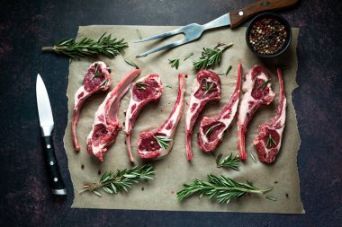 Çiğ kuzu pirzolası ızgaraya hazır.. 