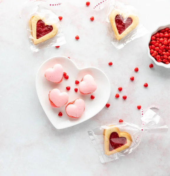 マカロン,リンザークッキーとバレンタインデーのシナモンの心. — ストック写真
