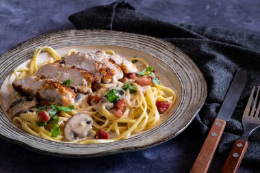 Lezzetli bir tabak Carbonara 'yı yemeye hazır et.. 