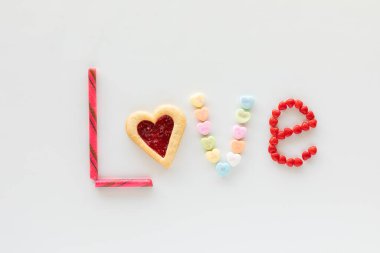 Aşk kelimesi sevgililer günü şekerlemelerini kullanarak hecelenir..