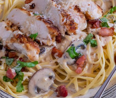 Kremalı tavuk carbonara servisini kapat..