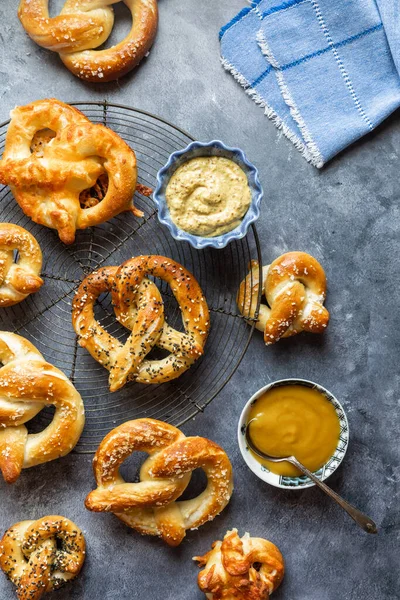 Caseiro delicioso cozido pretzels frescos fora do forno e resfriamento. — Fotografia de Stock