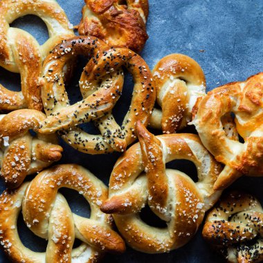 Üstünde fotokopi alanı olan taze ev yapımı kraker çeşitleri..