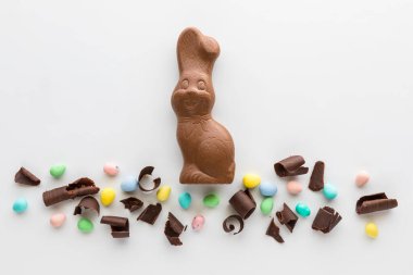 Çikolata renginde yumurta renginde çikolatalı bir Paskalya tavşanı..