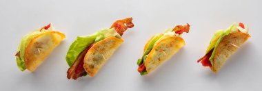 Hafif bir arka plana karşı bir sıra provolone taze meze..