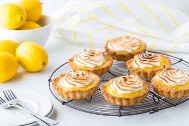 Ev yapımı limonlu turta ve limonlu soğutma rafı..