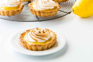 Limonlu turtanın arkasını diğer tartlarla kapatın..