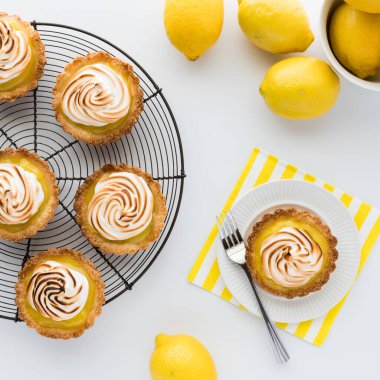 Yanında bir porsiyon limonlu kremalı tart.. 