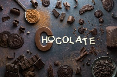 Çeşitli çikolata parçalarının, talaşların ve parçaların yukarıdan görünüşü.