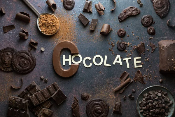 Çeşitli çikolata parçalarının, talaşların ve parçaların yukarıdan görünüşü.