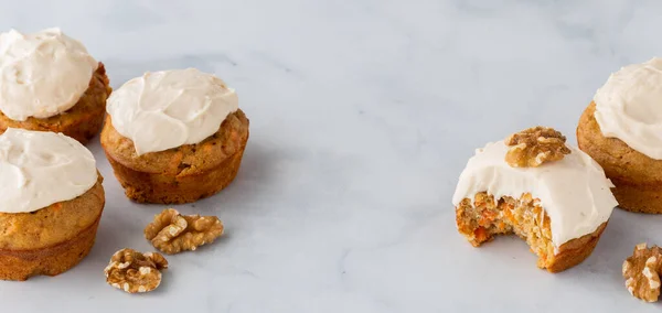 Καρότο κέικ muffins με κρέμα τυριού frosting και αντίγραφο χώρο στη μέση. — Φωτογραφία Αρχείου