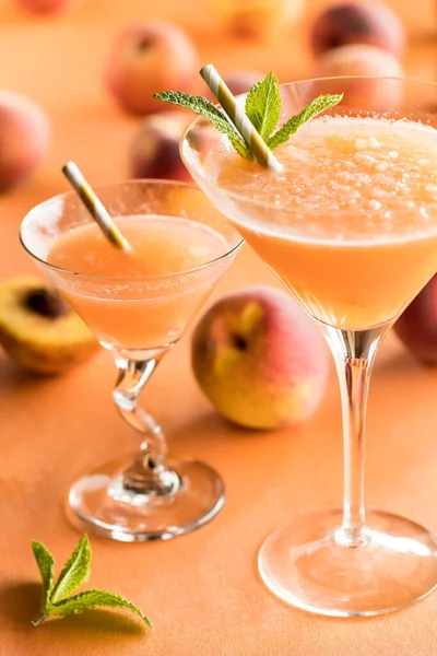 Twee ijzige Bellini cocktails klaar om te drinken. — Stockfoto