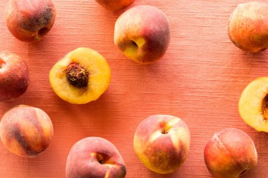 Şeftali arkaplanına karşı tam olgun şeftali. Ortasında fotokopi alanı..