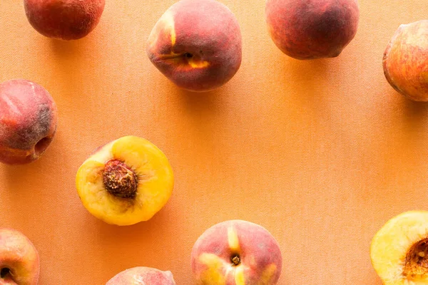 Taze şeftali, parlak şeftali arka planda.