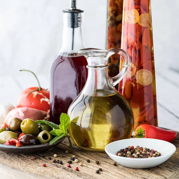 Układ oliwy i octu czerwonego z oliwkami i papryką — Zdjęcie stockowe
