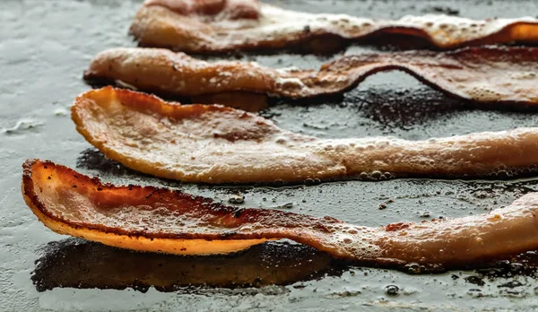 Dökme demir tavada kızarmış domuz pastırması..