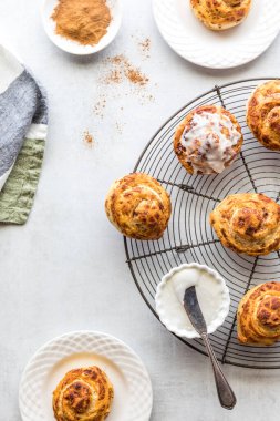 Krem peynirli tarçınlı çörekler..