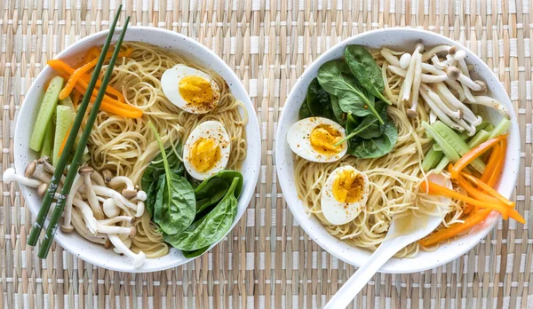 İki kâse taze pişmiş Po çorbası, yenmeye hazır..