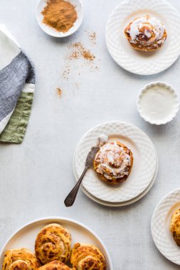 Krem peynir soslu tarçınlı çörekler..