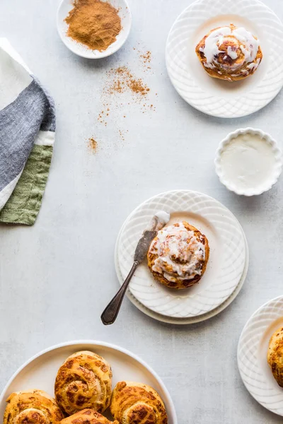 Krem peynir soslu tarçınlı çörekler..